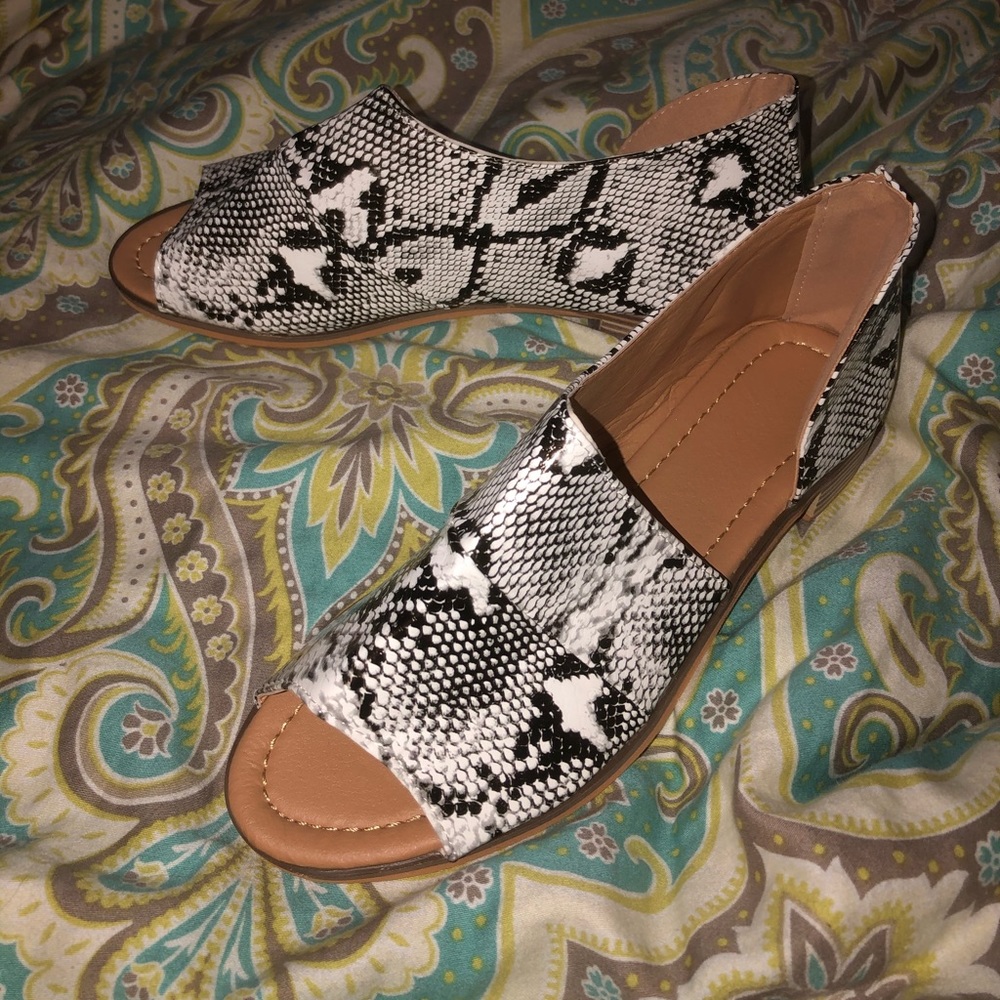 The CUTEST snake skin flats